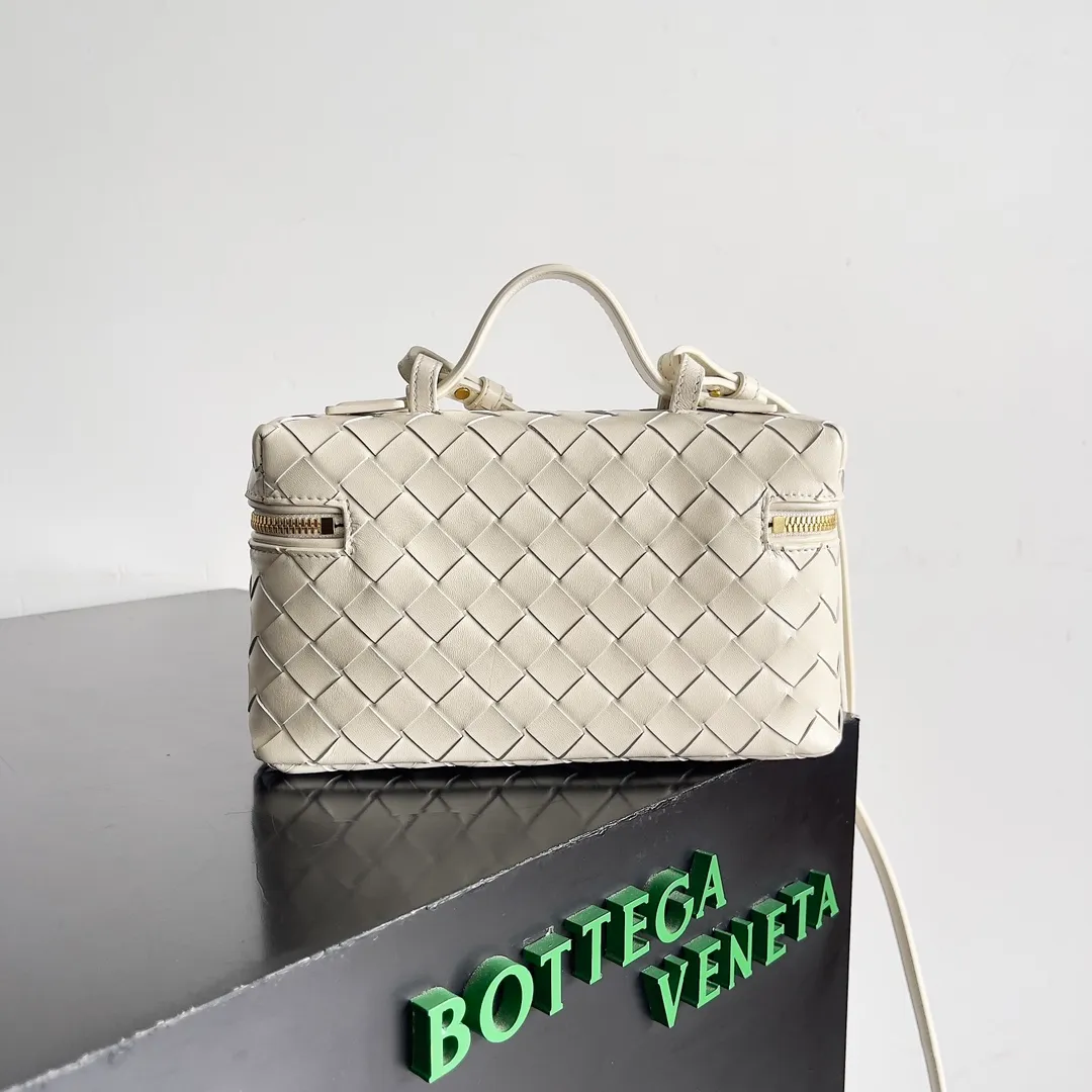 Batch 1360 Bottega Veneta 24 spring and summer woven zipper crossbody bag. A crossbody bag that can be used as a cosmetic bag. The exquisite weaving and compact body are an indispensable accessory for the upcoming summer. The double zipper also better protects the bag. It has a large capacity. If you like it, don’t miss it. Style number: 789109 Size: 22*12.5*5cm